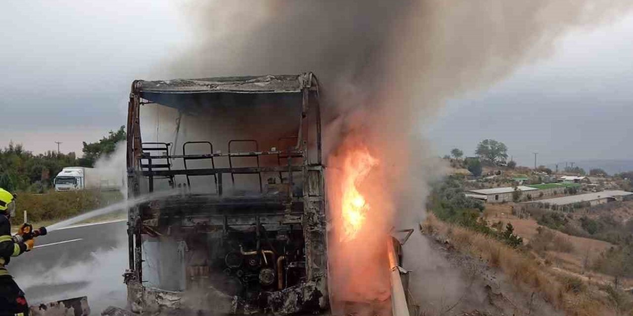 Yolcu Otobüsü Otoyolda Alev Alev  Yandı