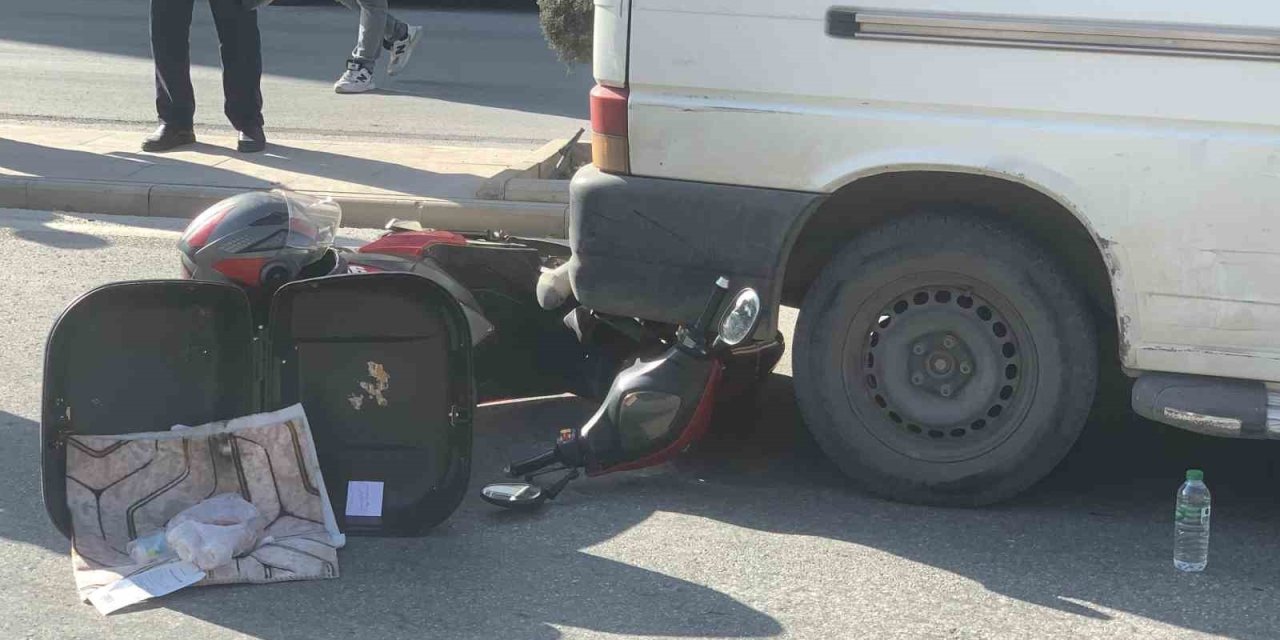 Motosiklet Minibüsün Altına Girdi: 1 Yaralı