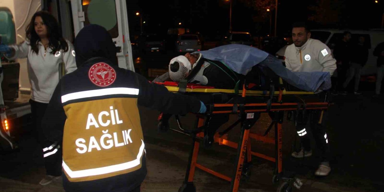 Kazaya Yardım İçin Durdu, Otomobilin Çarpması Sonucu Yaralandı