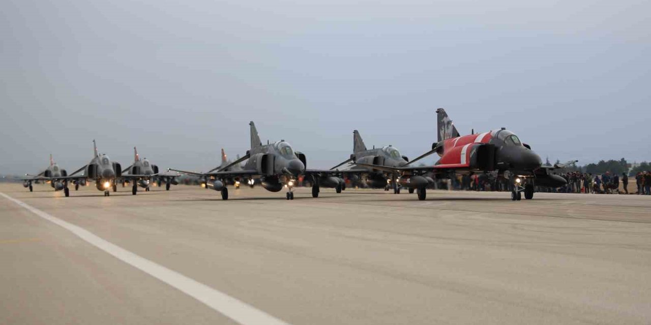 10 Tane F-4e Phantom Uçağıyla ‘fil Yürüyüşü’ Yapıldı