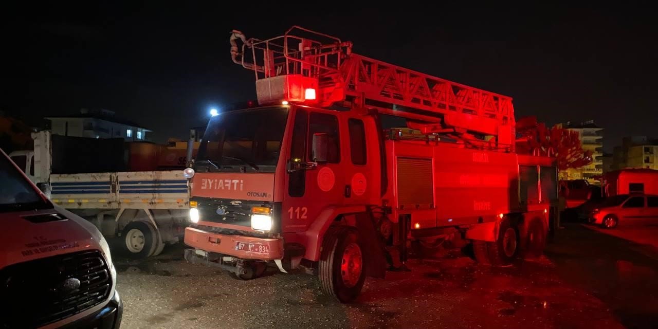 Antalya’da Belediyeye Ait Depoda Yangın