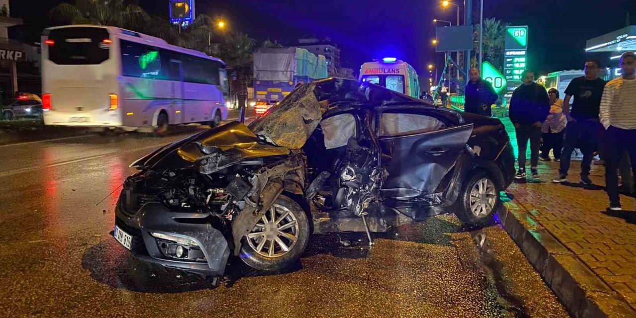 Antalya’da Tur Otobüsü Otomobille Çarpıştı: 20 Yaşındaki Sürücü Hayatını Kaybetti