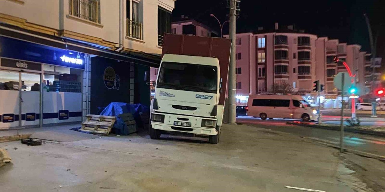 Kaldırıma Park Eden Kamyona 691 Lira Ceza Kesildi