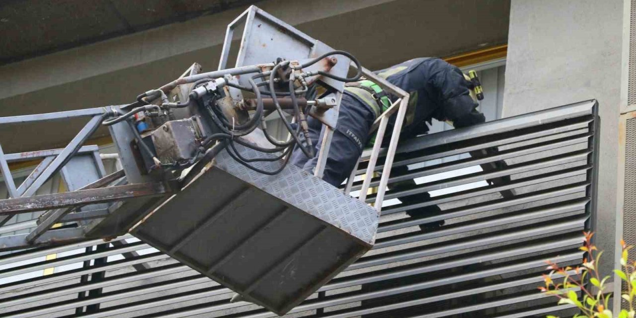 Demirler Arasında Mahsur Kalan Kedinin Kurtarılışını Film İzler Gibi İzlediler