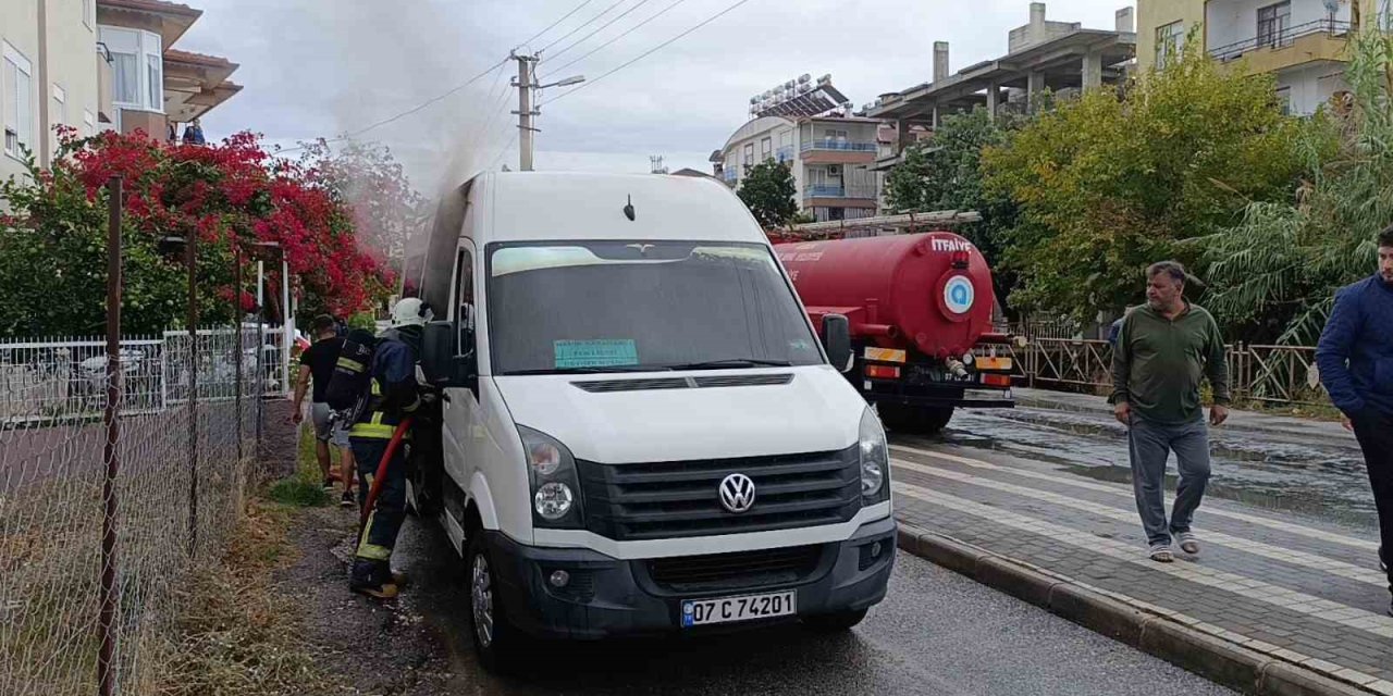 Park Halindeki Okul Servisi Yanarak Kullanılamaz Hale Geldi