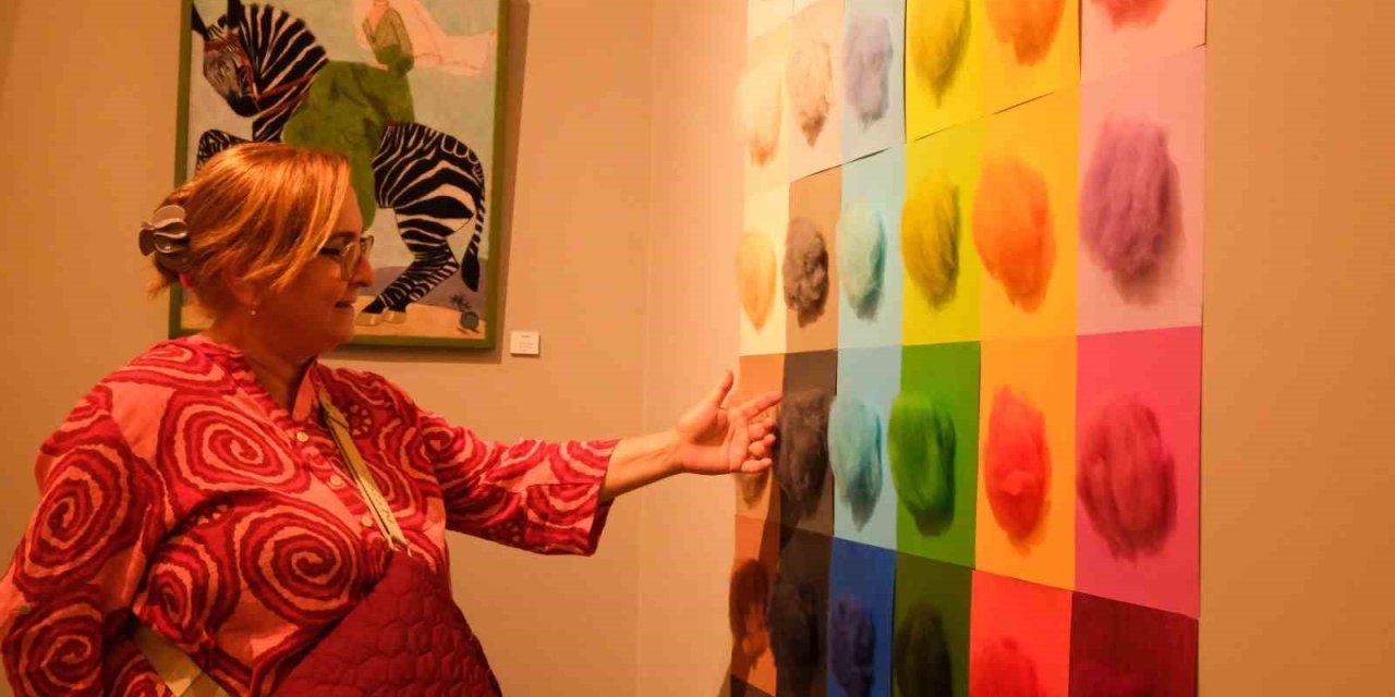 Keçe Zemin Üzerine Yün Kullanarak Yaptığı Eserleri Görücüye Çıkardı