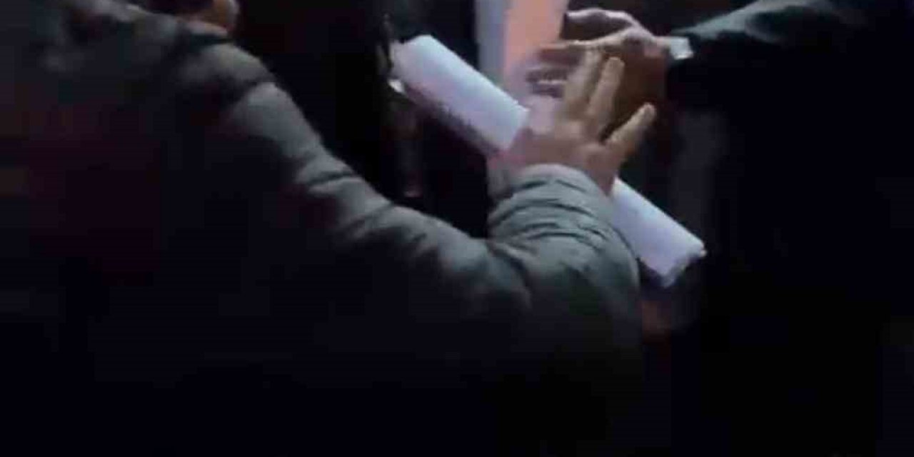 Başkan Belediye Binasından Pazarcıların Tepkileri Arasında Ayrıldı