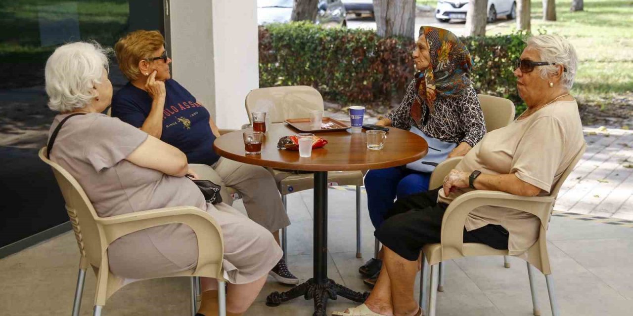 Emekliler Kahvesi’nde Keyifli Emeklilik