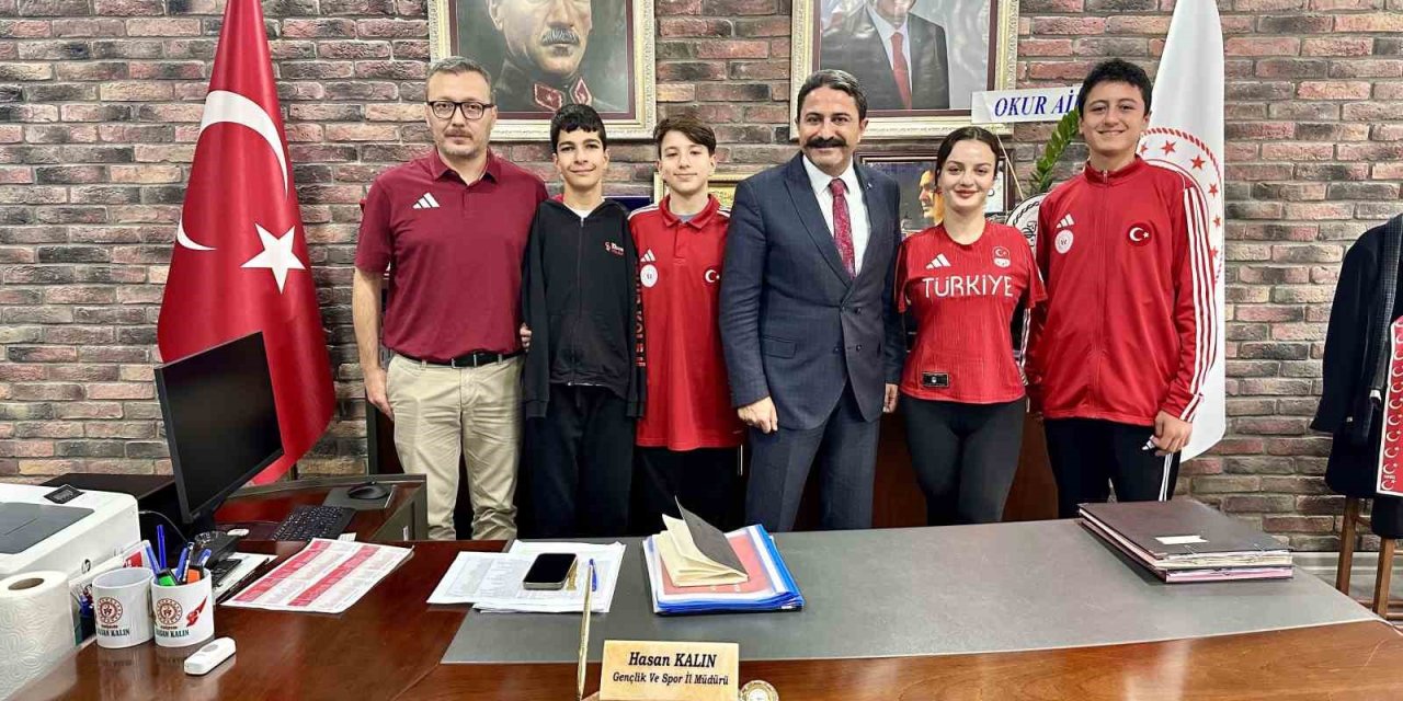 Eskişehirli Milli Yüzücüler Gençlik Spor İl Müdürü Kalın’ı Ziyaret Etti