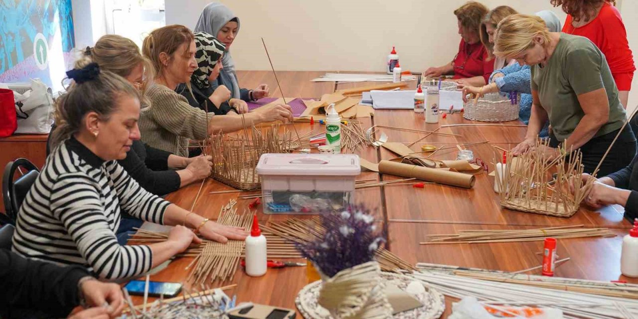 Atık Kağıtları Takı Yaparak Değerlendiriyorlar