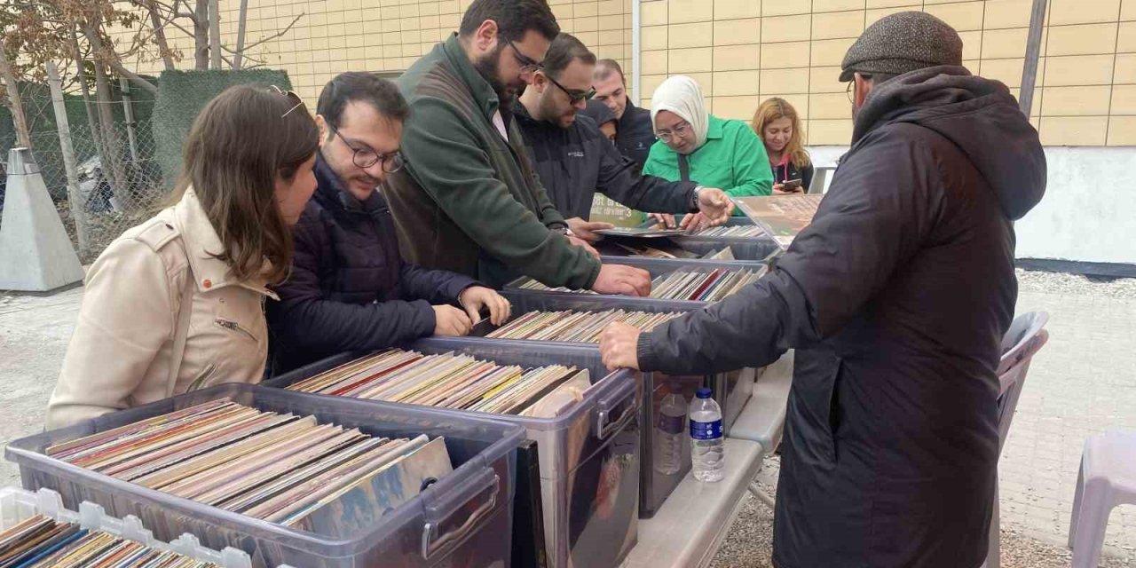 Antika Ürünler Alırken Replikalara Aldanmamak İçin Uzmanına Danışmak Önemli