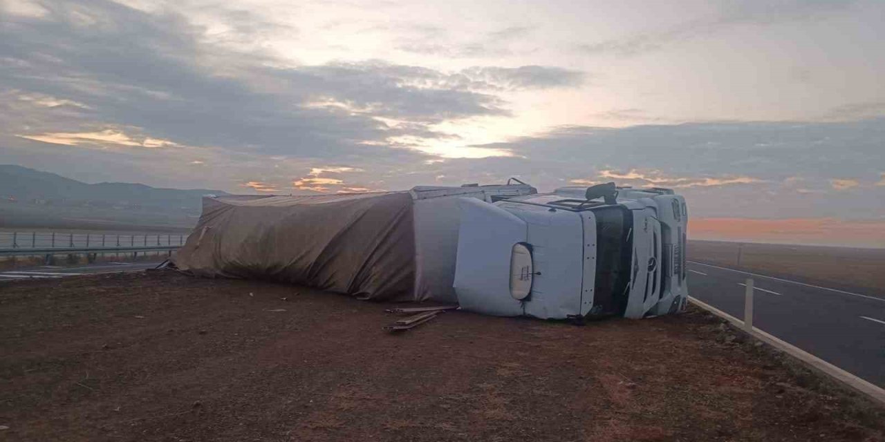 Aksaray’da Tır Devrildi: 1 Yaralı