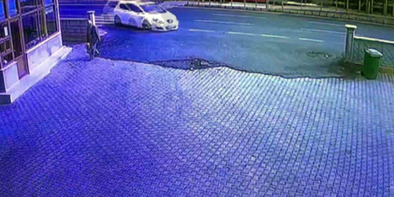 Kaza Yapan Otomobil İş Yeri Duvarına Girdi, Yaşlı Adam Kıl Payı Kurtuldu