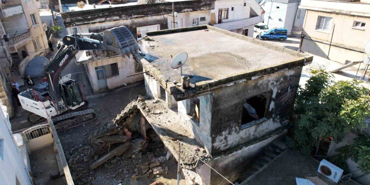 Akdeniz’de Metruk Binaların Yıkımı Sürüyor