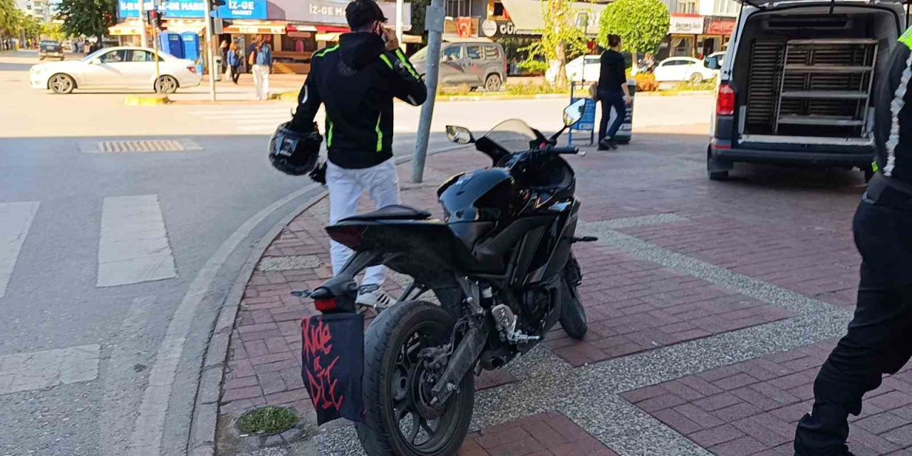 Motosikletinin Plakasını Okunmasın Diye Bereyle Kapattı, Cezadan Kurtulamadı