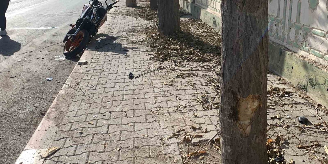 Kontrolden Çıkan Motosiklet Ağaçlara Çarparak Savruldu: 2 Yaralı