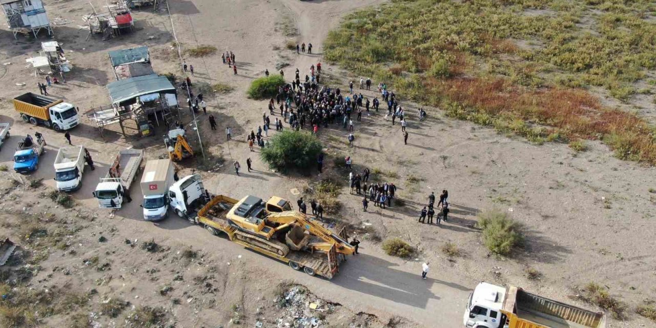 Yıkımı Yılan Hikayesine Dönen Denize Sıfır Çardaklar Yine Yıkılamadı