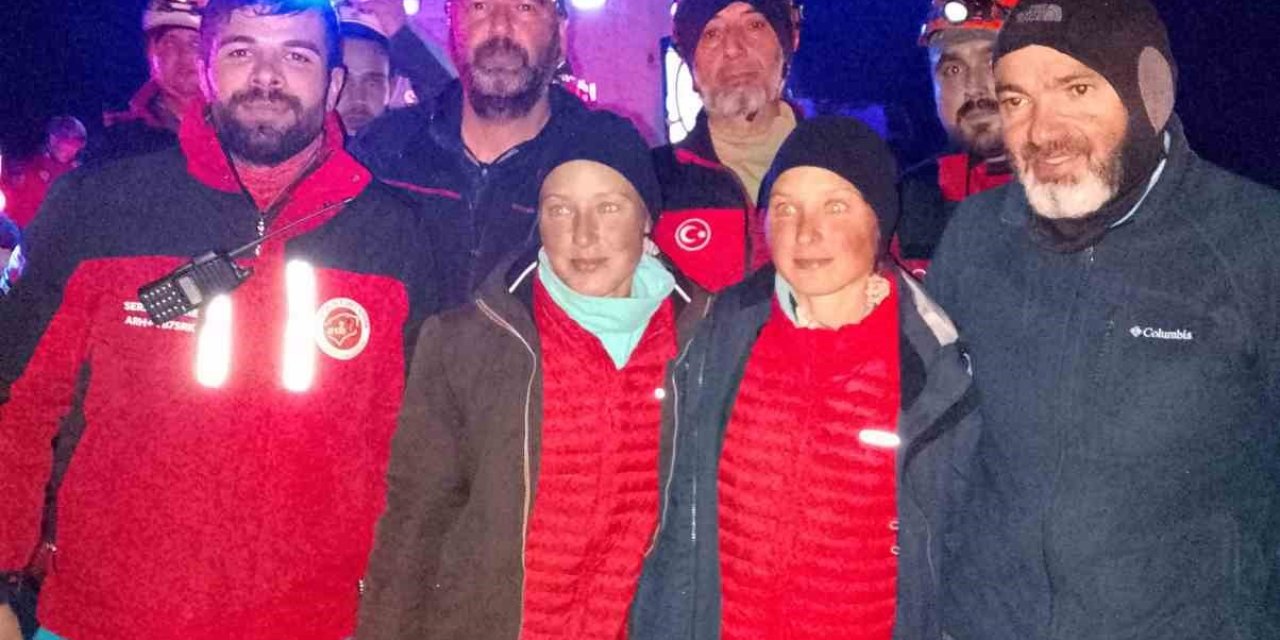Aladağlar’da Kaybolan Dağcı Kız Kardeşler Tedavi Altına Alındı