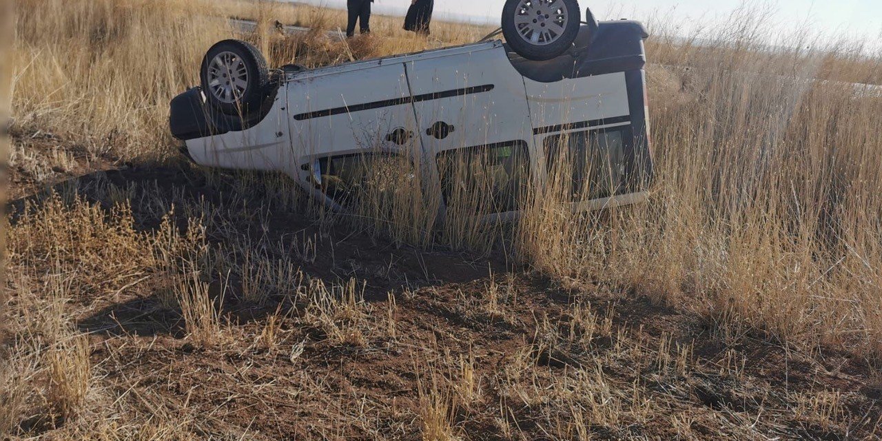Konya’da Hafif Ticari Araç Takla Attı: 2’si Çocuk 3 Yaralı