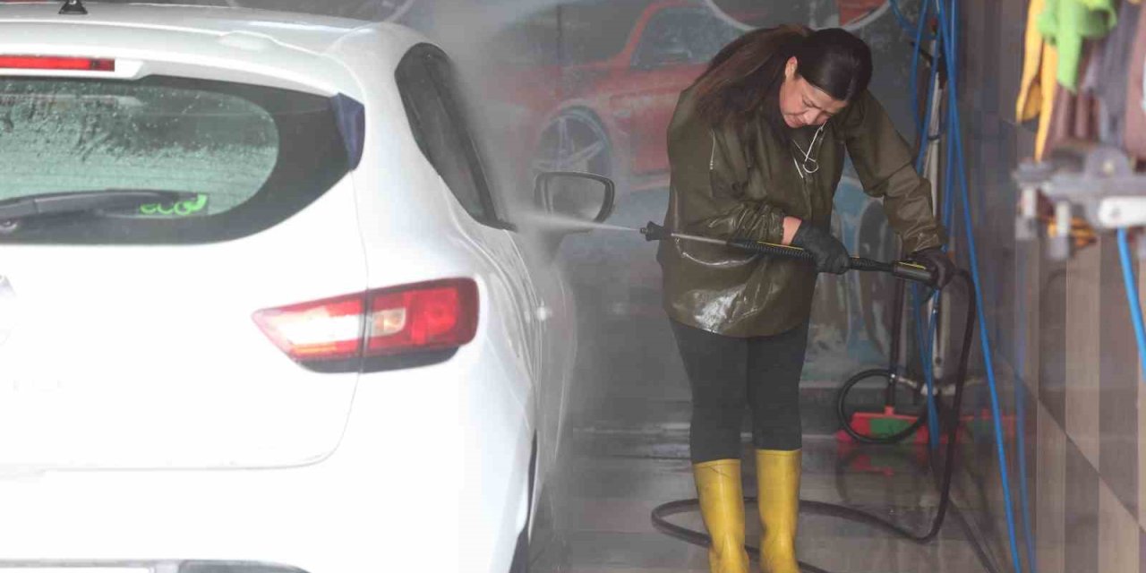 Eline Bezi Alıp Araba Yıkamaya Başladı, Konya’nın İlk ’oto Yıkamacı Abla’sı Oldu