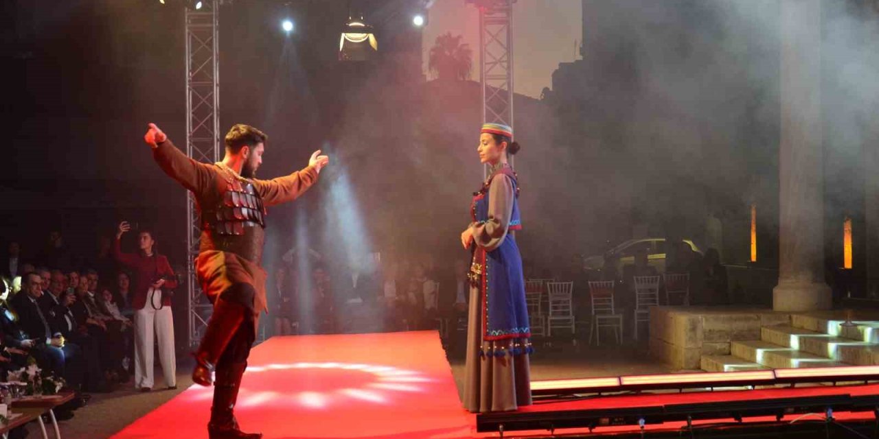 Mersin’de ’bolkarlar’dan Toroslar’a Desenlerin Sırrı’ Temalı Defile Düzenlendi