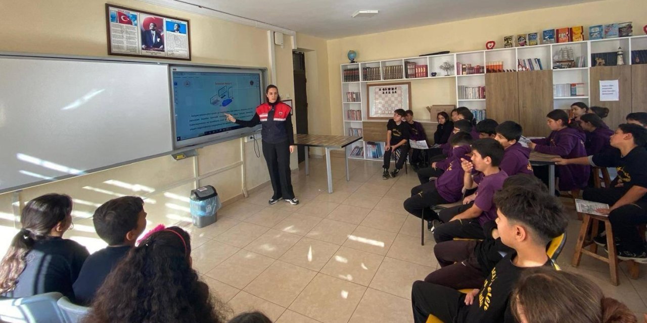 Jandarma, Öğrencileri Siber Farkındalık Konusunda Bilgilendiriyor