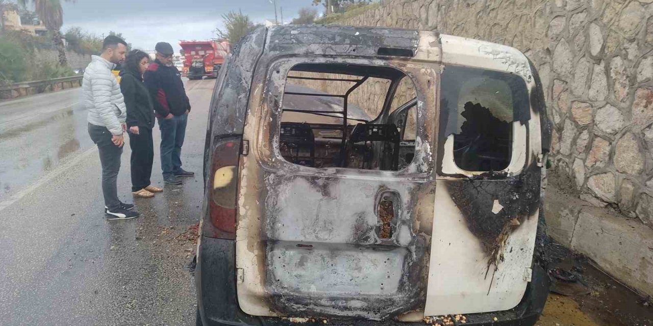 Antalya’da Kuruyemiş Yüklü Araç Alev Alev Yanarak Küle Döndü