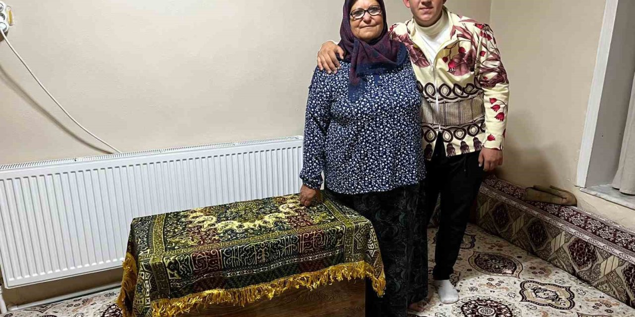 Antika Perde Furyasına Ceket Diktirip Giyerek Katıldı