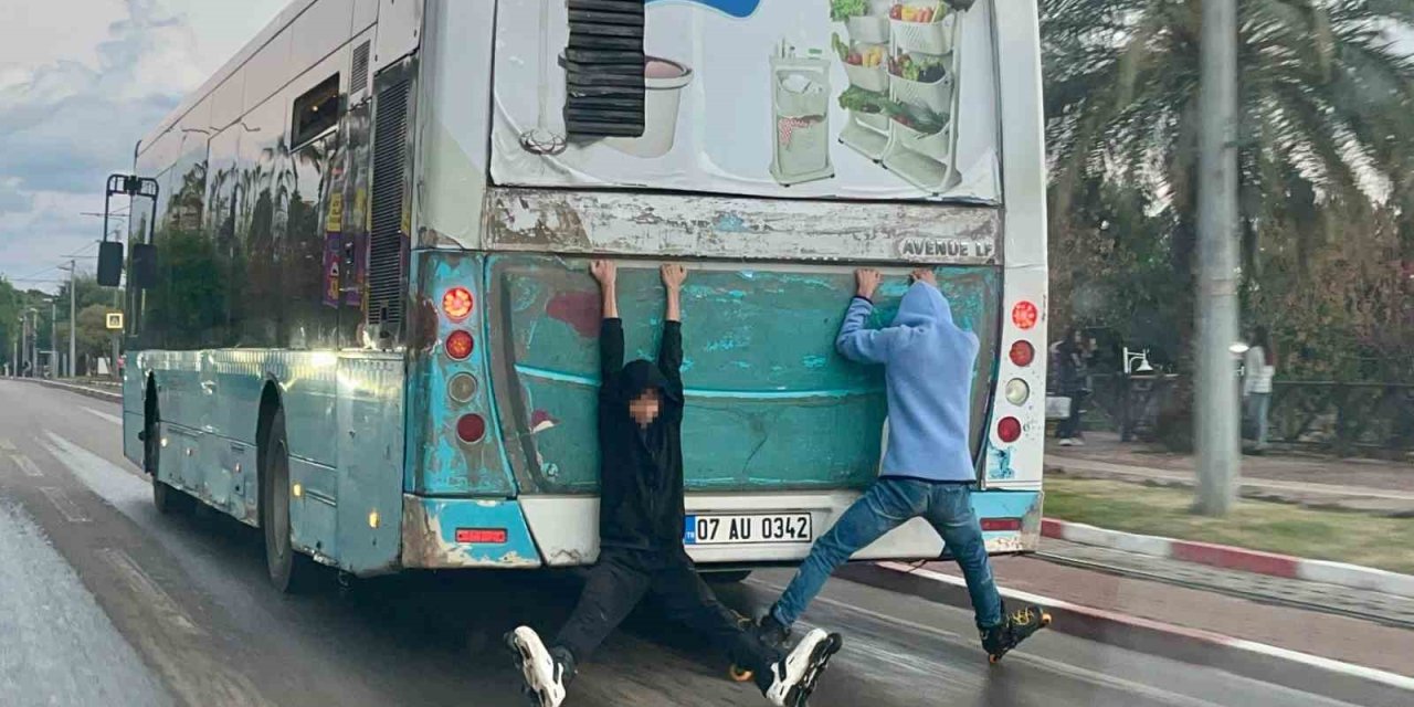 Halk Otobüsü Arkasına Takılan Patenli Çocukların Tehlikeli Yolculuğu