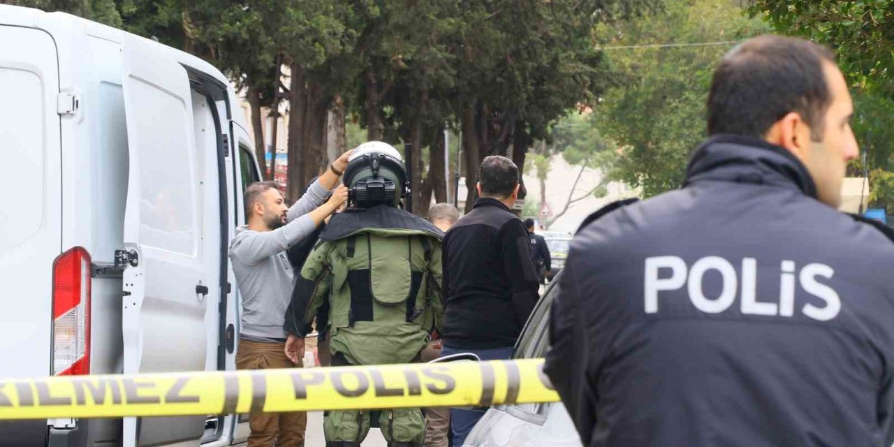 Sgk İl Müdürlüğü Bahçesinde Bıraktığı Sırt Çantası Polisi Alarma Geçirdi