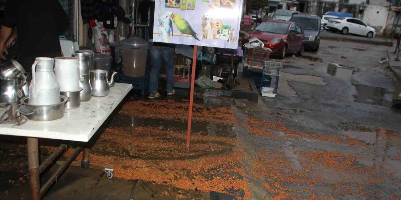 Serik’te Sağanak Etkili Oldu, Yollar Göle Döndü, İş Yerlerini Su Bastı
