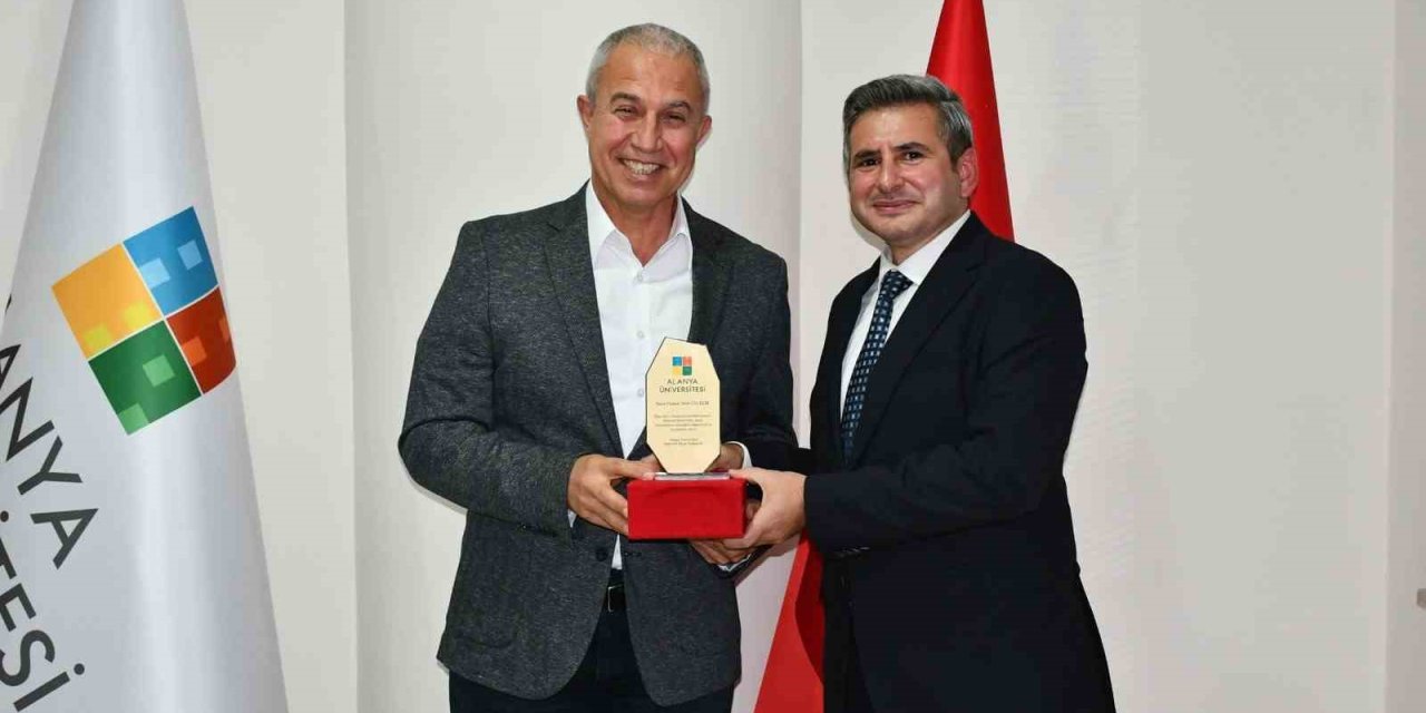 Alanya Üniversitesi’nden Başkan Özçelik’e Destek Plaketi