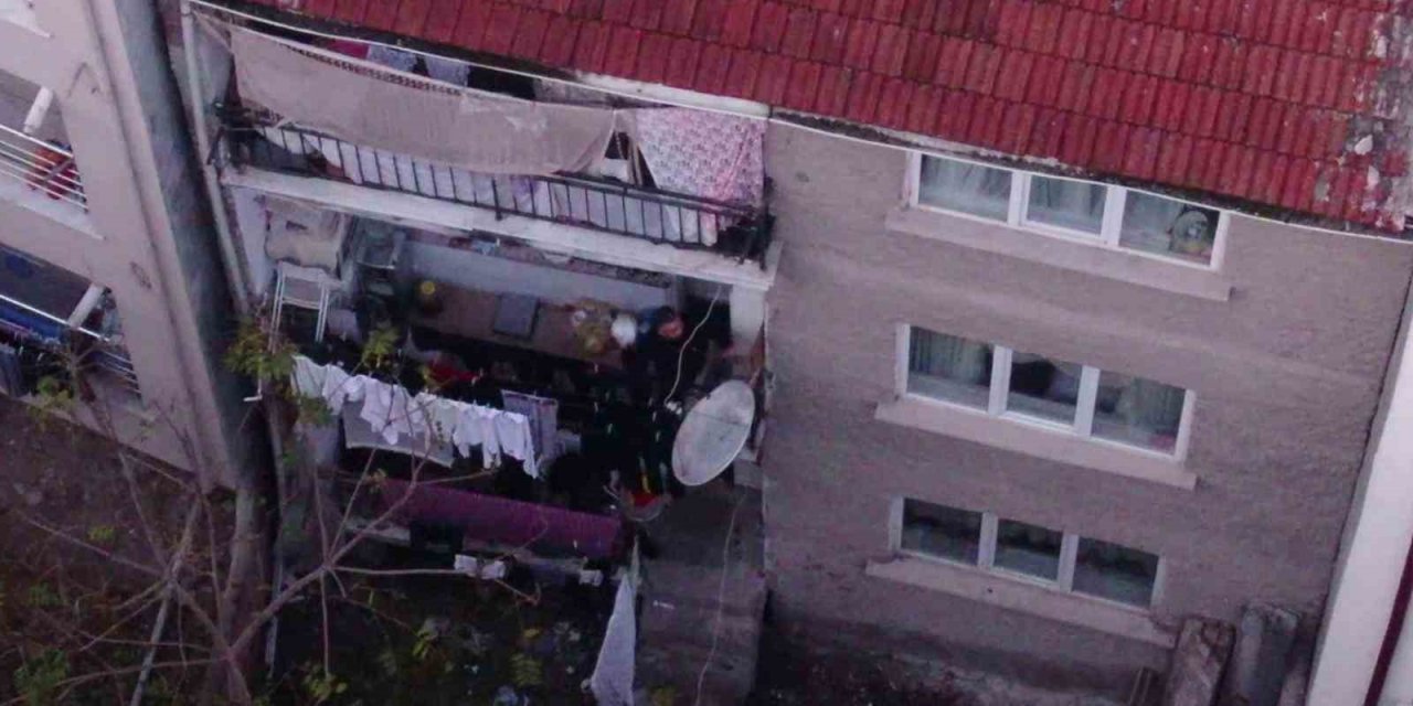 Polis Baskınını Fark Edince Uyuşturucu Madde Dolu Poşeti Balkondan Fırlattı