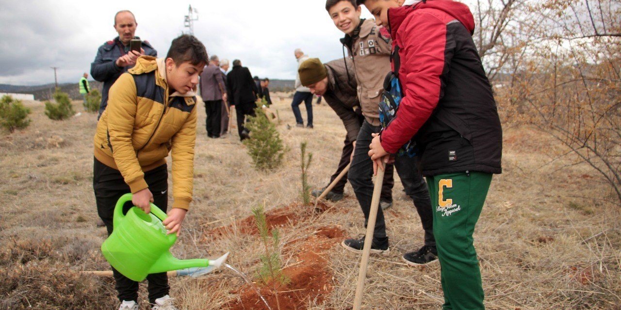 Beyşehir’de Öğretmenler İçin Fidanlar Toprakla Buluşturuldu