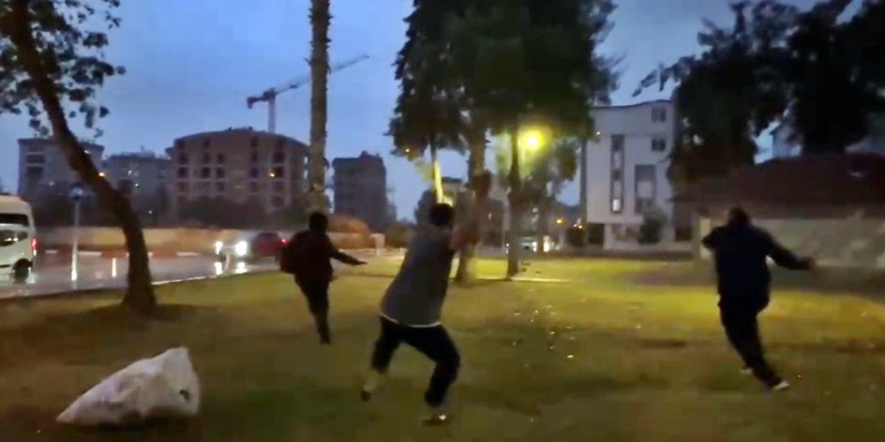 Müezzin Ve Cemaati Camiye Sokmayan Eli Bıçaklı Şahıs, Cemaat Tarafından Taşla Kovalandı