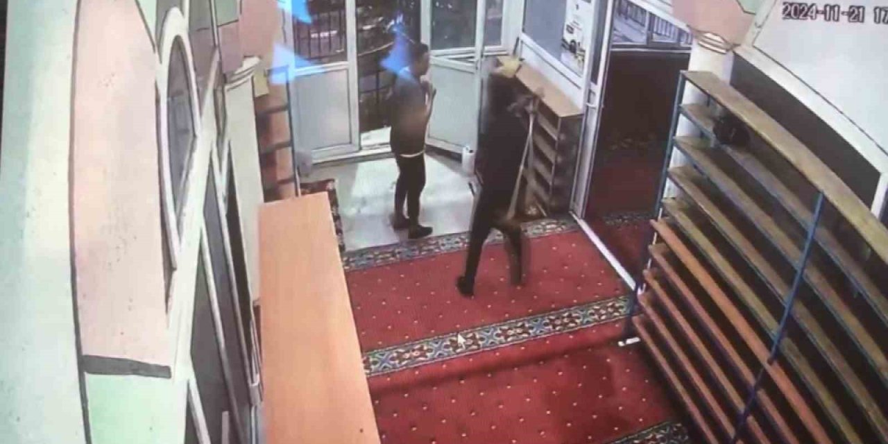 Elinde Bıçakla Camiye Giren Şahsın Müezzini Fırça İle Kovalayıp, Kapı Camını Kırdığı Anlar Kamerada