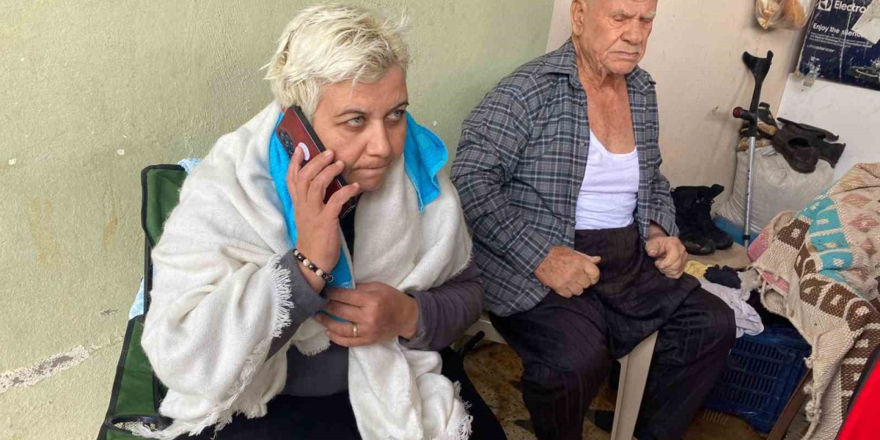 Evde Mahsur Kalan Yaşlı Adam İle Kızı Ve Oğlu Kurtarıldı
