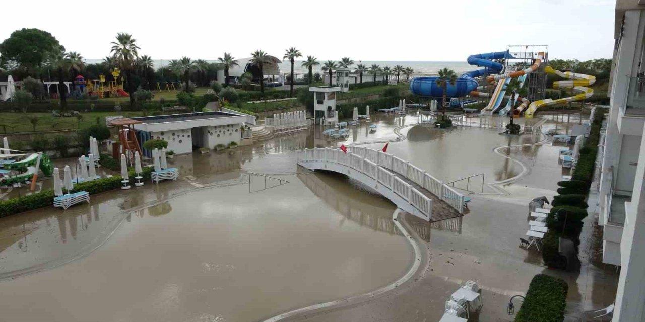 Dere Taştı, Oteli Su Bastı, 500 Turist Tahliye Edildi
