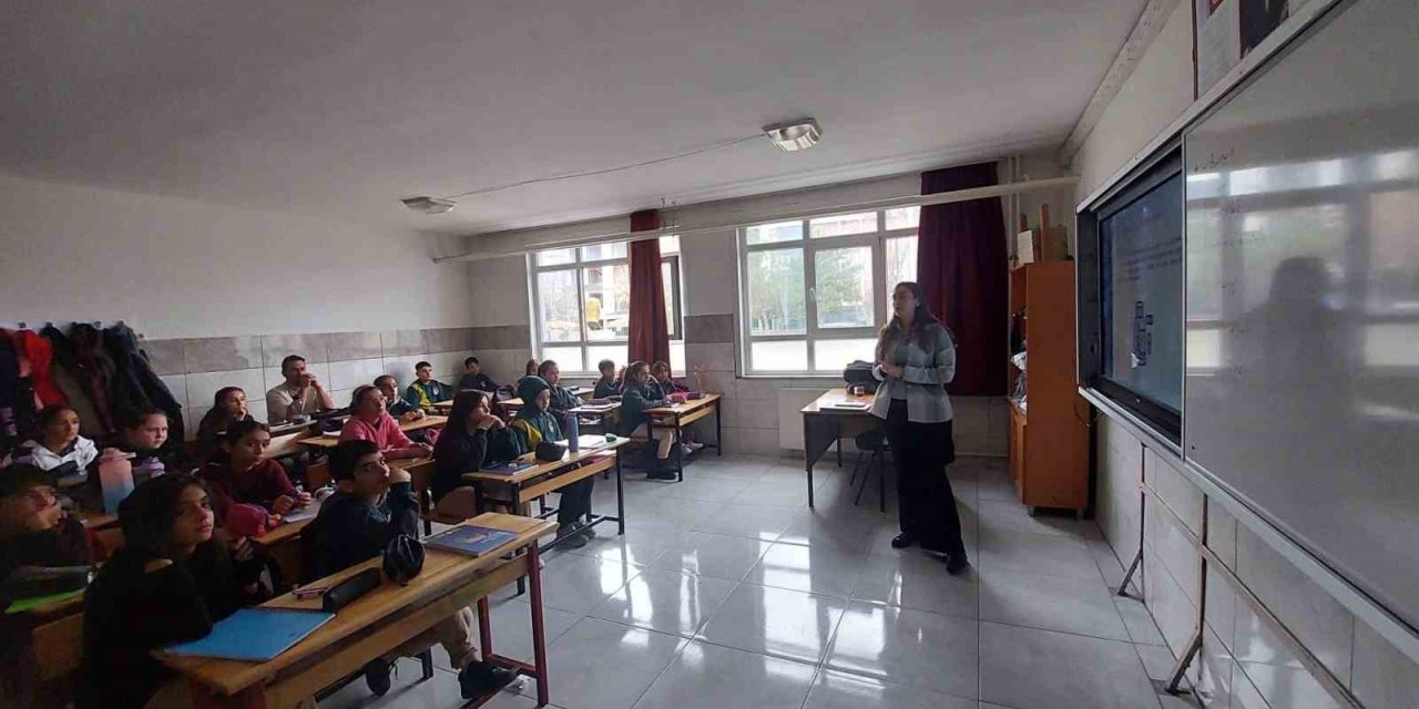 Ortaokul Öğrencilerine Akılcı İlaç Kullanım Eğitimi Verildi