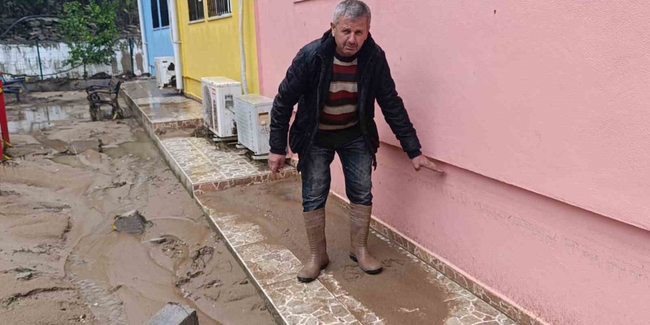 Sel Suları İstinat Duvarını Yıktı, İlköğretim Okulu Sele Teslim Oldu