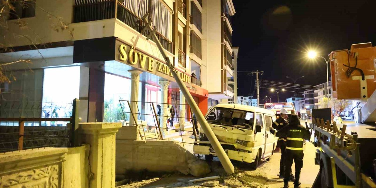 Minibüsün Çarptığı Elektrik Direği Balkona Düştü: 3 Yaralı