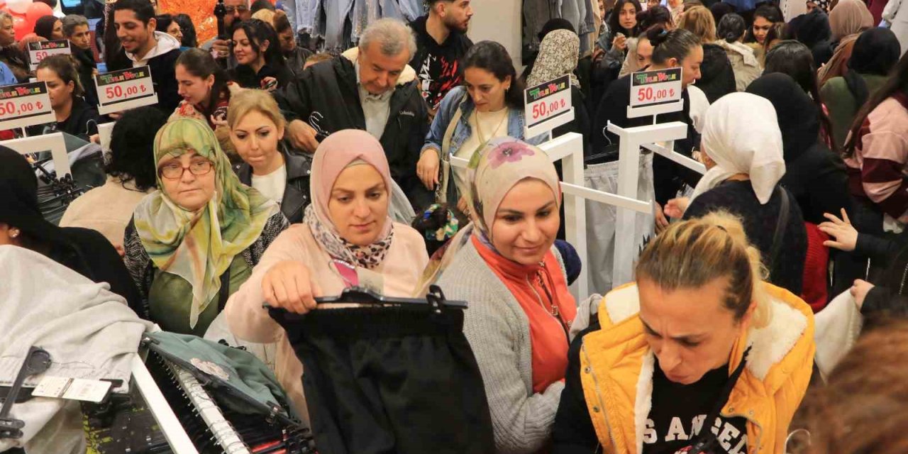 Kadınların Kıyafet Kapma Yarışı Kamerada