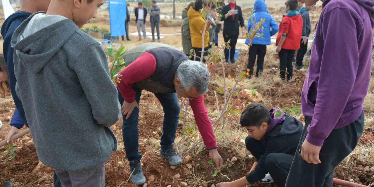 Öğretmenler Günü Anısına 300 Fidan Toprakla Buluşturuldu