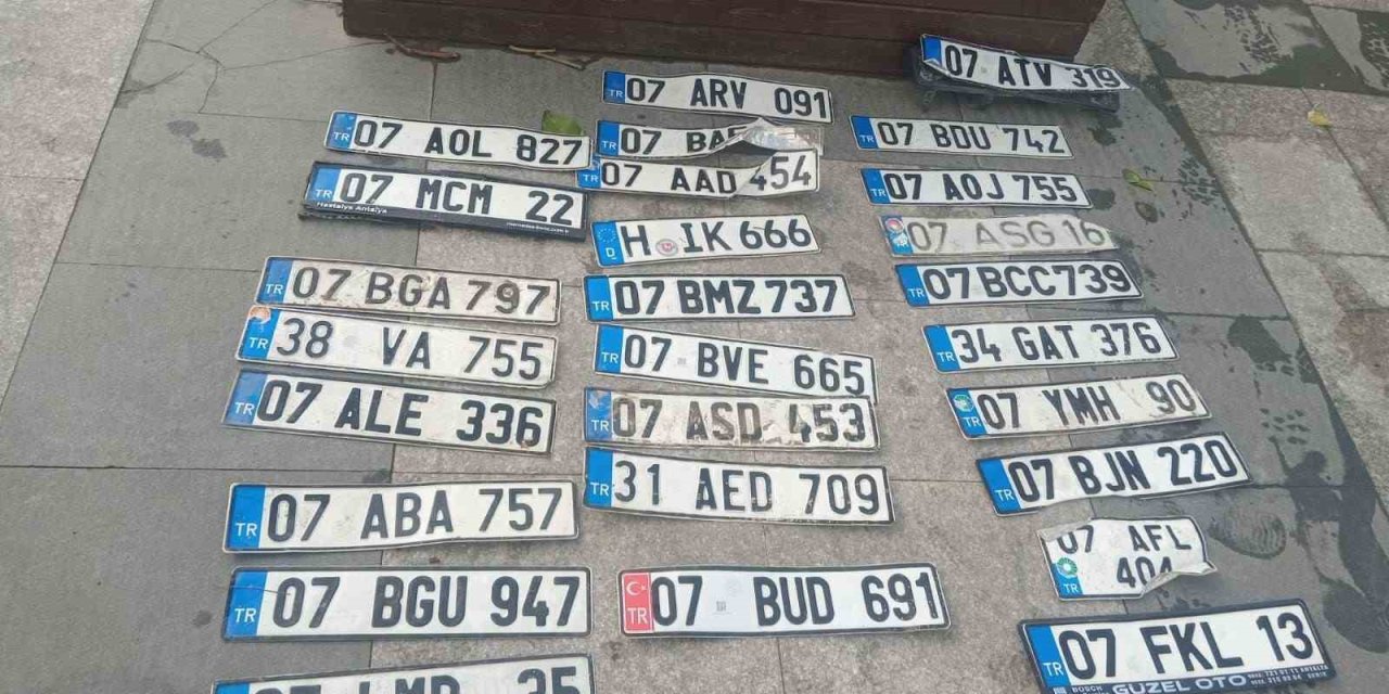 Sağanak Sonrası Düşen Plakasını Bulamayan Sürücüler Oraya Koştu