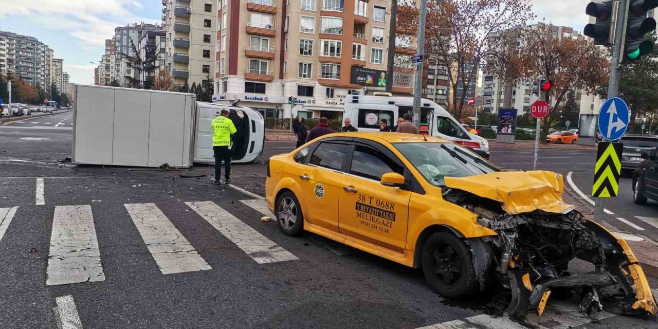 Ticari Taksi İle Çarpışan Kamyonet Devrildi: 6 Yaralı