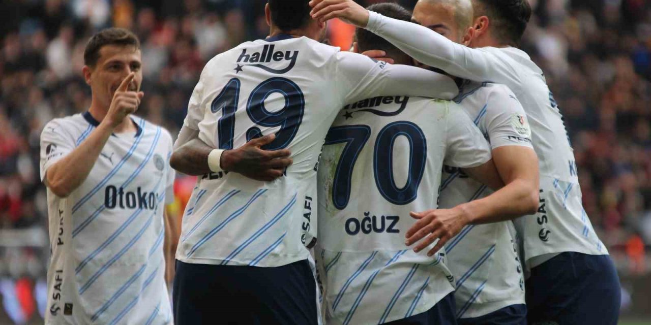 Trendyol Süper Lig: Kayserispor: 1 - Fenerbahçe: 3 (ilk Yarı)