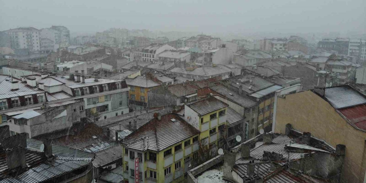 Eskişehir Merkezine Yılın İlk Karı Düştü, Kent Beyaza Büründü