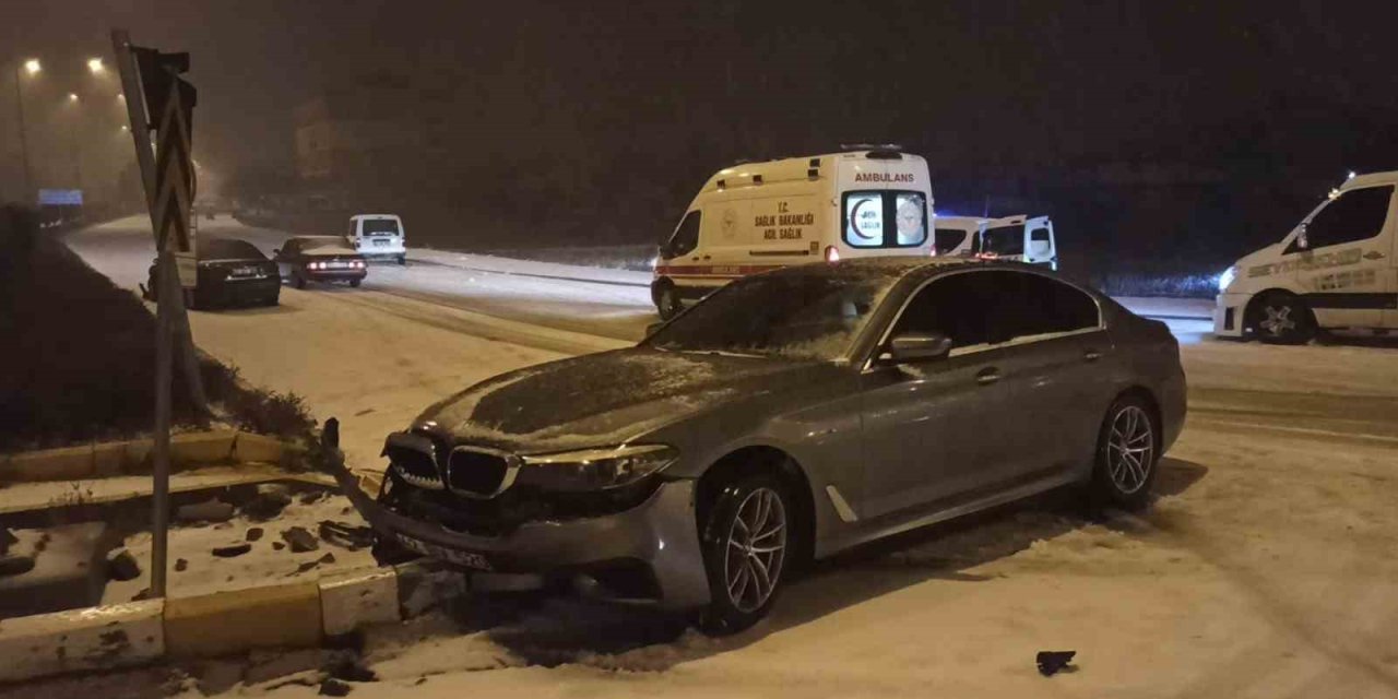 Kar Yağışı Kazaya Neden Oldu: 3 Yaralı