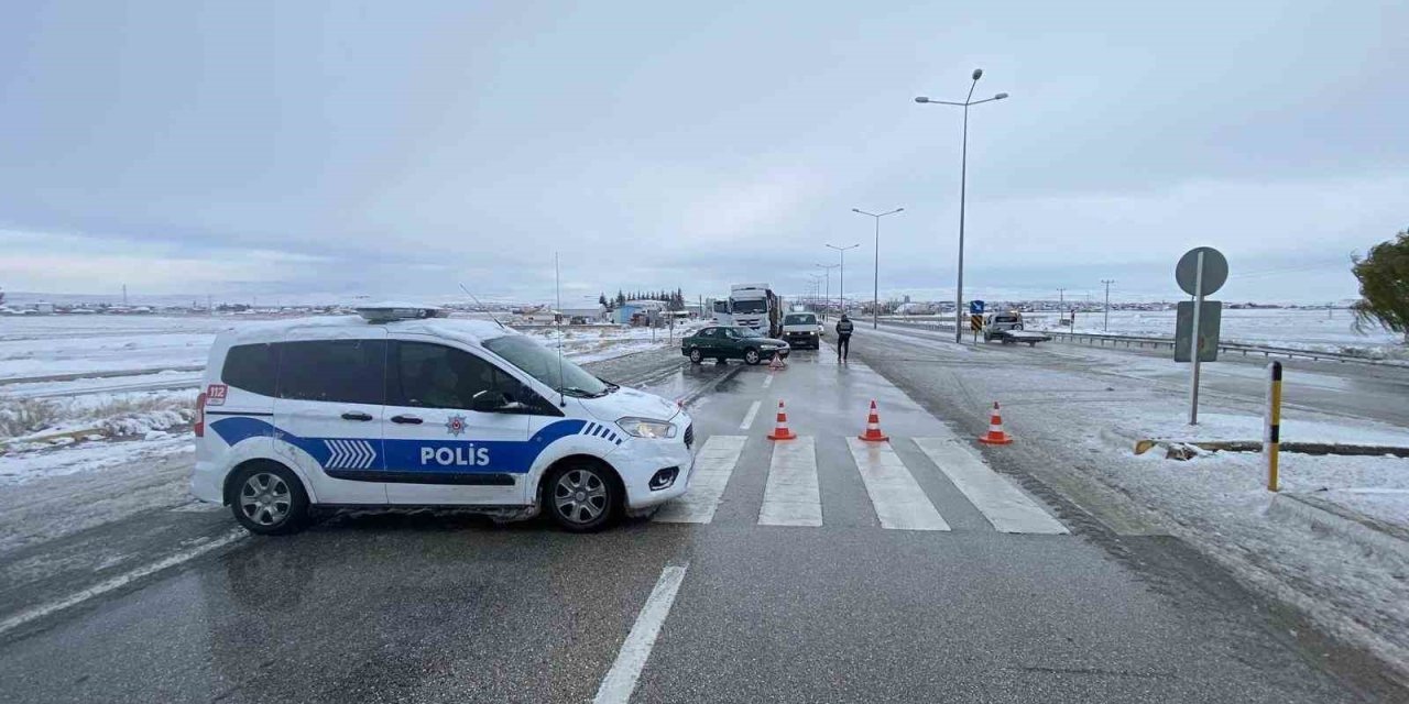 Konya’da Kar Yağışı Ve Tipi Ulaşımı Etkiliyor