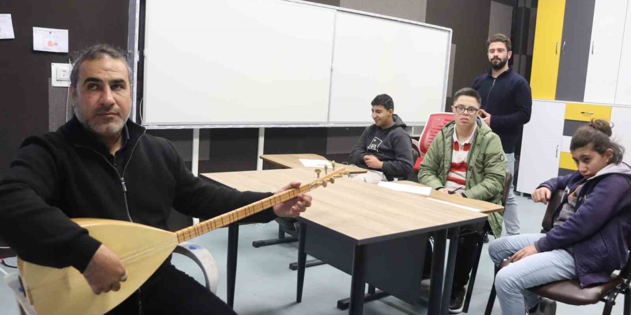 Görmediği Öğrencilerinin Gönlüne ’sazının Teliyle’ Dokunuyor